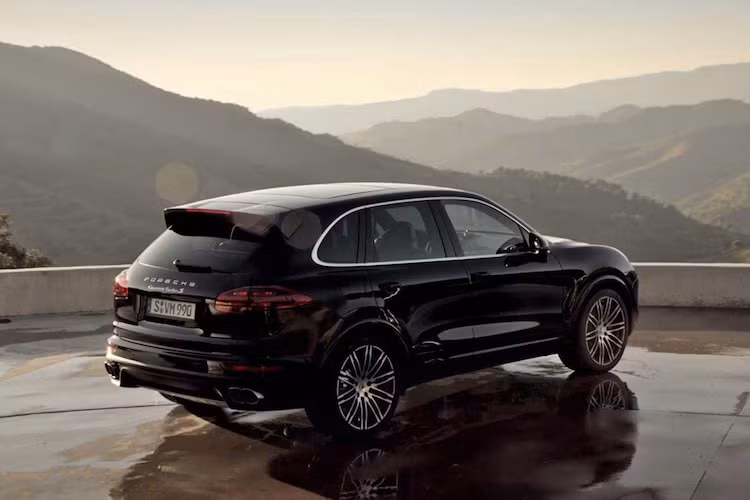 Tuy nhiên nếu như mua một chiếc Cayenne Turbo S "full option", giá bán của xe có thể dễ dàng chạm ngưỡng 200.000 USD (tương đương 4,56 tỷ đồng). Cayenne Turbo S được trang bị động cơ V8 tăng áp kép với công suất tối đa 570 mã lực, giúp chiếc xe chỉ mất dưới 4 giây để đạt 0-100 km/h.