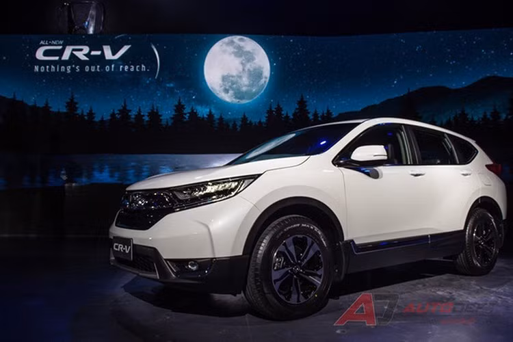 Tại thị trường Thái Lan, gói phụ kiện Modulo Extra-Ordinary dành cho CR-V 2017 sẽ có giá từ 23.500 Baht (16 triệu đồng), 45.000 Baht (29,5 triệu đồng) cho gói Smart Package và 49.000 Baht (32,1 triệu đồng) cho gói Sport Package (đã bao gồm sơn và công lắp đặt).