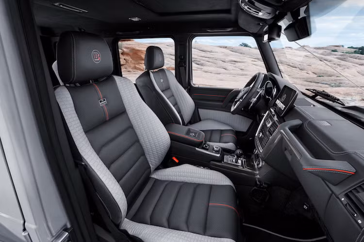 Ở bên trong nội thất, Brabus cũng đã bọc lại toàn bộ cabin của G500 4x4² trong da cao cấp Mastik. Chiếc xe "demo" của hãng có nội thất bọc da trùng màu xanh ngoại thất, tuy nhiên khách hàng có thể đặt Brabus "cá nhân hóa" 100% theo ý thích của mình.