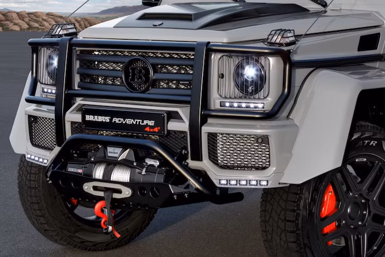 Với 550 Adventure 4x4², Brabus đã gần như hoàn toàn không thay đổi thiết kế nguyên bản của G500 4x4², ngoại trừ nắp ca-pô với khe hút gió nổi "cơ bắp" hơn. Ở phía trước, một bộ ba-đờ-sốc kèm lưới chắn đèn pha cứng cáp đã được hãng trang bị thêm cho G500 4x4², đồng thời tạo điểm gắn bộ tời điện cứu hộ có lực kéo lớn.