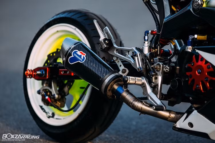 Cây pô Termignoni carbon đem tới cho xế nổ GPX Demon tiếng nổ hấp dẫn hơn và mang phong cách Ducati hơn, trong khi bộ gắp sau kéo dài kèm mâm kiểu MSX bản lớn khiến chiếc xe có dáng "chuẩn bài" drag bike. Hệ thống phanh sau cũng được nâng cấp với heo Brembo Billet.