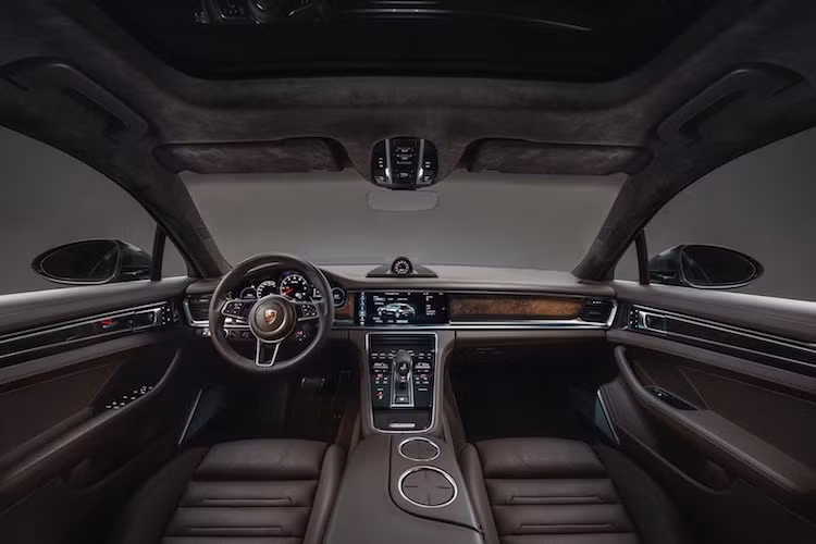 Giống như phiên bản thường, nội thất Panamera Sport Turismo hướng tới sự tối giản nhưng thanh lịch, sang trọng và hiện đại. Trên bảng điều khiển trung tâm, nhiều nút bấm đã được thay bằng các phím cảm ứng, đồng thời một màn hình lớn tới 12,3 inch cũng nằm trên bảng táp-lô. 2 bên đồng hồ báo tua cũng là những màn hình đa thông tin với kích thước lên tới 7 inch.