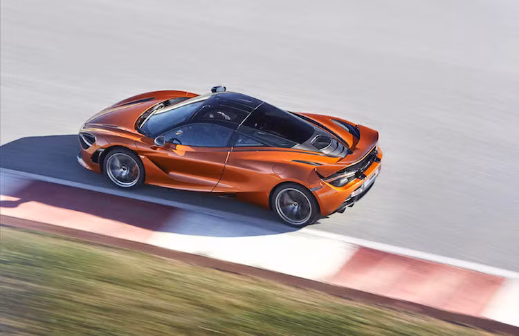 Xe chỉ mất 2,8 giây để tăng tốc từ 0-100 km/h và tốc độ tối đa 341 km/h. Hệ thống lái Proactive Chassis Control II của xe cũng đã được điều chỉnh lại dựa trên các thuật toán nghiên cứu từ đại học Cambridge. Ngoài ra 720S còn được trang bị tính năng Variable Drift Control giúp chiếc xe drift dễ hơn.