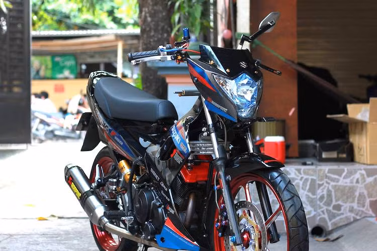 Tuy nhiên, không bằng lòng với xe nguyên bản, một số người chơi xe vẫn đã tiếp tục nâng cấp Satria F150, giống như chủ nhân của chiếc xe này. Trong số toàn bộ các chi tiết được gắn lên xe, nổi bật nhất là cặp mâm Racing Boy nhôm CNC 5 cây, có giá lên tới 20 triệu.