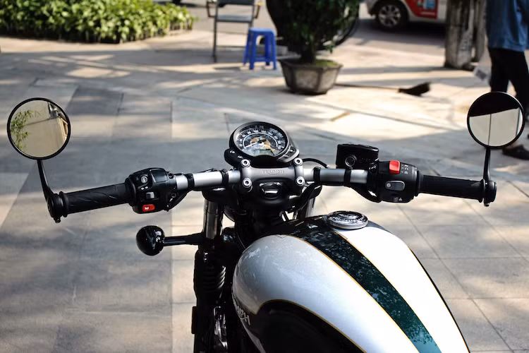 Là một mẫu "xe chơi" chính vì vậy không giống như những chiếc cruiser khác, Bonneville Bobber sở hữu tay lái rộng ngang tới 800 mm đầy phong cách, và thấp hơn so với Bonneville T120. 2 gương chiếu hậu của xe được tích hợp vào gù tay lái.