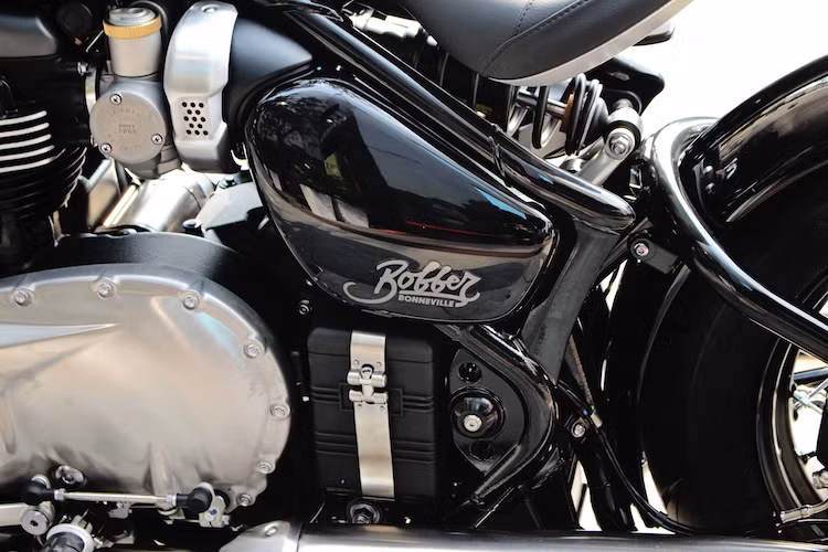 Cũng giống như Bonneville T120 thế hệ mới, Bonneville Bobber thừa hưởng những công nghệ mới nhất, vừa xuất hiện trên series xe hoài cổ của Triumph như bướm ga điện tử, hệ thống lái 2 chế độ, hệ thống điều khiển lực kéo và ly hợp chống trượt bánh khi dồn số gấp (slipper clutch), phanh ABS cho cả 2 bánh.