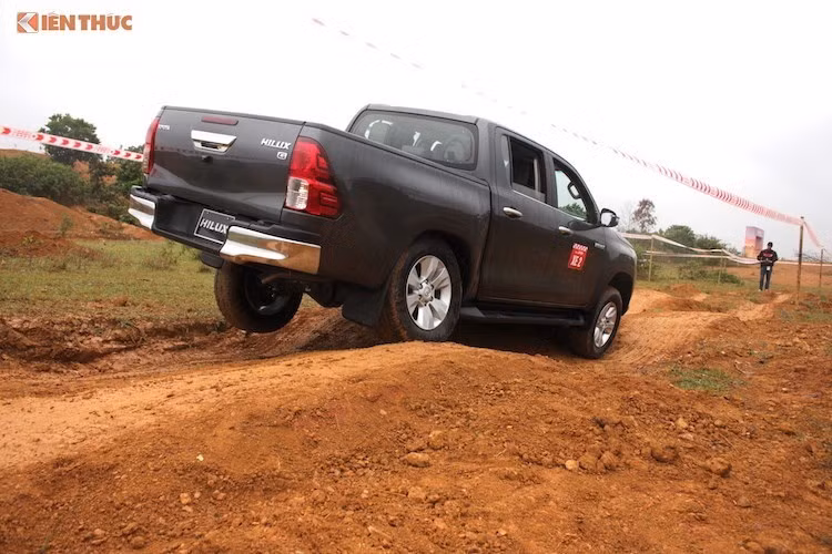 Doanh số thấp của Isuzu D-Max tại Việt Nam bị ảnh hưởng không nhỏ bởi số lượng các đại lý, trạm bảo hành, sửa chữa còn "mỏng" tại Việt Nam. Trong khi đó, nhờ thương hiệu Toyota được dân Việt ưa chuộng, Hilux vẫn có doanh số đạt mức trung bình khá nhưng chưa bao giờ "so găng" được với Ford Ranger, chưa kể tới việc phân khúc bán tải hiện cũng có rất nhiều đối thủ hấp dẫn "ăn" mất thị phần.