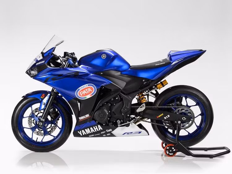 Ở hai bên thân xe, R3 WorldSSP300 có bộ quây gió bị bịt lỗ gắn xi-nhan, đồng thời có quây ốp "mỏ cày" ở bên dưới gầm xe với diện tích lớn hơn. Chiếc xe đã bị loại bỏ yên cho người ngồi sau, đồng thời yên cho người lái cũng được tối giản chỉ còn một miếng đệm mỏng.