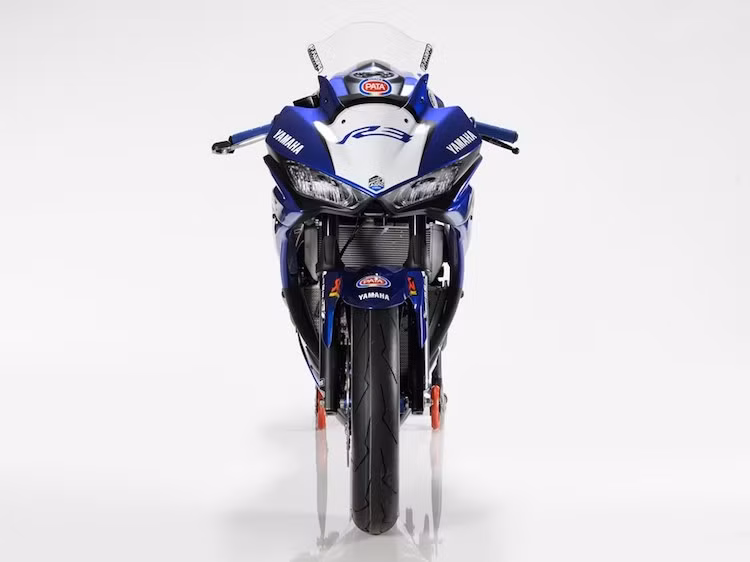 Đối với Yamaha R3 WorldSSP300, theo quy định của FIM, chiếc xe phải được bỏ đi các đèn chiếu sáng và tín hiệu nguyên bản. Chính vì vậy, phần đèn pha trên chiếc R3 dân dụng đã được thay bằng tấm nhựa kín dán decal "giả" đèn pha. Hệ thống phuộc trước của xe vẫn có dạng ống lồng, nhưng có lò xo và ti phuộc phía trong của Ohlins.