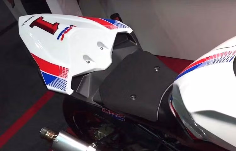 Trên CBR250RR bản đua, yên xe cho người lái đã bị tối giản chỉ còn là một miếng đệm mỏng. Trong khi đó, yên người ngồi sau cũng không còn. Toàn bộ phần đuôi xe là một tấm nhựa nguyên khối do không còn đèn hậu.