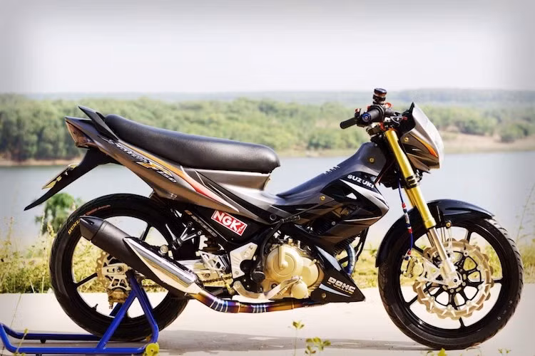 Cây pô nguyên bản của Suzuki Raider Thái Lan đã được chủ nhân sử dụng, nhưng được móc lại và sử dụng cổ titan để cho tiếng nổ trầm ấm hơn. Xe cũng được sơn lại và đi tem của phiên bản Satria F150 ở Indonesia để tạo dấu ấn riêng.
