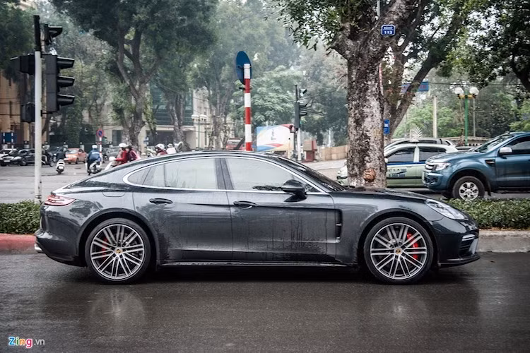 Theo Porsche Việt Nam, chiếc xe này được trang bị thêm một số tùy chọn như màu sơn xám Vulcano ánh kim, tùy chọn đèn chiếu sáng LED ma trận cùng hỗ trợ tầm nhìn ban đêm, tùy chọn vô lăng thể thao đa chức năng có sưởi ốp carbon.