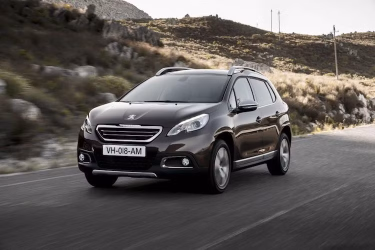 Hãng xe Pháp Peugeot vốn ít phổ biến tại thị trường Việt cũng có mức giảm sâu tới 5/6 dòng xe. Cụ thể hơn, mâu crossover 2008 có giá bán mới 1,7 tỷ đồng (giảm 70 triệu đồng so với giá bán trước đó). Hai mẫu xe 508 và 308 Allute có mức giá 60 triệu đồng. 208 FL có mức giảm 30 triệu đồng. Tuy nhiên, khá kỳ lạ khi dòng Peugeot 2008 lại có giá tăng tới 20 triệu đồng, nay đạt 1,19 tỷ đồng.