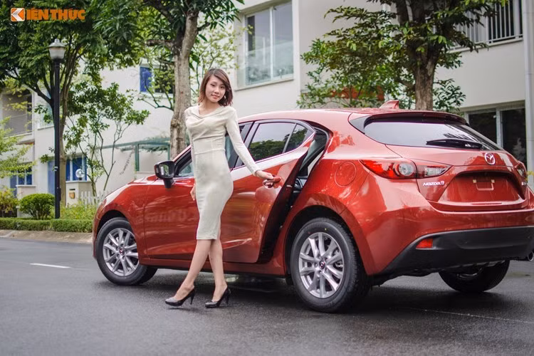 Dòng xe compact hạng C Mazda 3 được giảm tới 75 triệu đồng cho phiên bản 2.0l sedan, nay còn 754 triệu đồng thay vì 829 triệu như trước. Phiên bản 1.5 sedan giảm tổng cộng 35 triệu đồng, hiện đang đạt 650 triệu đồng. Bản hatchback 1.5l của Mazda 3 cũng có giá giảm 25 triệu, từ 705 xuống còn 680 triệu đồng.