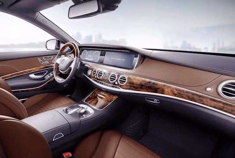Bên trong nội thất của Maybach S400 và S500 vẫn đạt tiêu chuẩn siêu sang khi sử dụng các chất liệu cao cấp như gỗ thượng hạng cùng da Nappa/Nappa Designo. Khách hàng mua Mercedes-Maybach có thể lựa chọn 462 sự kết hợp khác nhau giữa màu sơn ngoại thất/màu nội thất/loại gỗ quý/loại mâm xe.