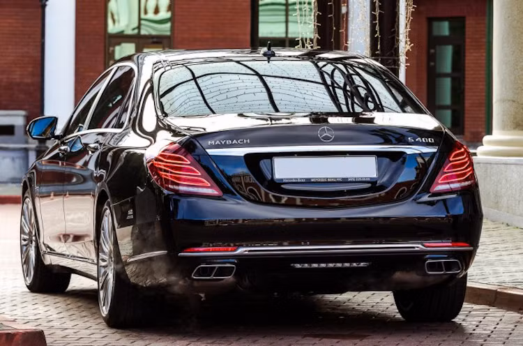 Taị Việt Nam, phiên bản Mercedes-Maybach S400 sẽ có giá từ 6,899 tỷ đồng; hiện chưa rõ giá bán của phiên bản S500. Mercedes-Maybach S400 và S500 sẽ được giới thiệu đến khách hàng phía Nam vào ngày 18 - 19/3 và khách hàng phía Bắc vào ngày 24 - 26/3/2017.
