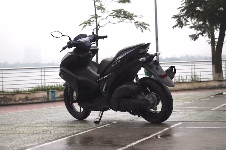 Để kiểm chứng những ý kiến này, phóng viên báo điện tử Kiến Thức đã thử trải nghiệm phiên bản 125cc của NVX trong điều kiện thời tiết mưa dài tại Hà Nội thời gian vừa qua. Bên cạnh đó, chiếc NVX 125 cũng được thử ở nhiều điều kiện đường hỗn hợp khác nhau, cả khi chỉ có người lái lẫn kèm theo người ngồi phía sau.