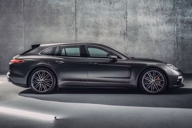 Dựa trên cơ sở Panamera thế hệ thứ 2, Panamera Sport Turismo cũng sở hữu thiết kế thanh thoát nhưng thể thao, không còn có cảm giác hơi "cục mịch" như Panamera đời cũ. Kiểu dáng của chiếc xe cũng rất gần với phiên bản ý Panamera Sport Turismo ý tưởng được Porsche giới thiệu cách đây 5 năm.
