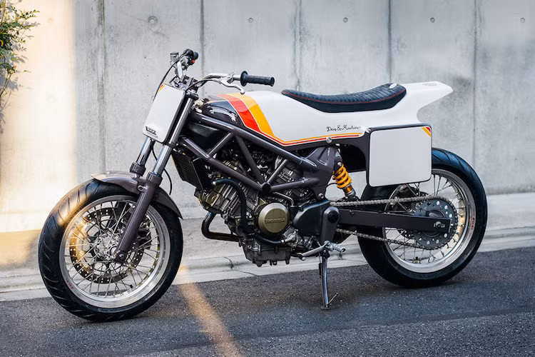 Được sản xuất từ năm 1988, tuy nhiên mẫu xe môtô Honda VTR250 chỉ được biết tới nhiều nhất nhờ thế hệ thứ 2, ra mắt lần đầu vào năm 1997. Ở thế hệ này, VTR250 được mệnh danh là "Ducati Monster thu nhỏ" nhờ có bộ khung Trellis, động cơ V-Twin và kiểu dáng naked bike tương tự. Dù chỉ được phân phối chủ yếu tại Nhật Bản nhưng chiếc xe đã được nhiều biker trên toàn Thế giới ưa chuộng.