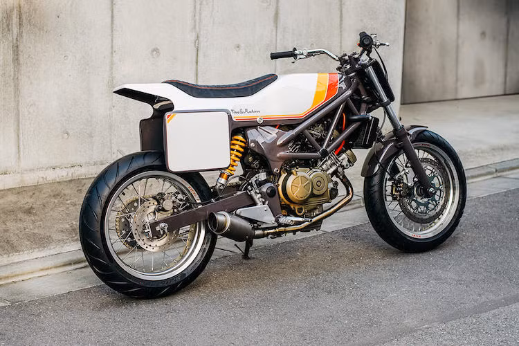 Là dòng xe khá được ưa chuộng một số nước châu Á, chiếc naked bike Honda VTR250 sau khi độ lại bởi công ty Deus Ex Machina chi nhánh Tokyo đã mang dáng xe đua flat track cổ điển cực "độc".