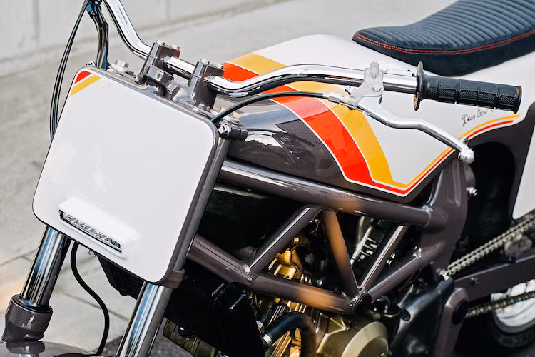 Để khiến VTR250 có kiểu dáng flat track, phần đầu của xe khá dễ dàng xử lý khi Matt giữ nguyên cặp phuộc nguyên bản, đồng thời thay đèn pha chóa tròn bằng một tấm bảng gắn đèn LED và ghi-đông cao, rộng. Tuy nhiên hệ thống khung Trellis - ưu điểm lớn nhất của VTR250 lại là một "trở ngại" lớn trong quá trình "lên dáng" chiếc xe.