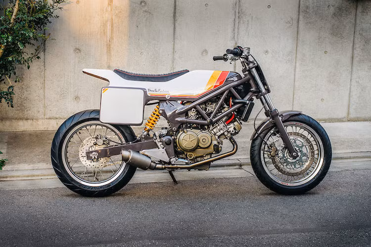 Ưa thích sự linh hoạt và kiểu dáng của VTR250 nhưng cảm thấy kiểu dáng naked bike nguyên bản quá nhàm chán, Matt Roberts - thợ chính của công ty độ xe Deus Ex Machina chi nhánh Tokyo đã tạo ra một bản độ từ chiếc xe với tên gọi South Paw. Nguồn cảm hứng để Matt tạo ra South Paw đã được lấy từ những chiếc xe đua flat track cổ điển tại Mỹ.