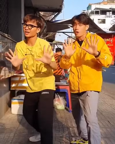 Vũ điệu rửa tay là một sáng tạo của vũ công Quang Đăng. Kể từ khi clip đầu tiên được Quang Đăng đăng tải, trào lưu này đã trở thành một “trend” làm dậy sóng khắp mạng xã hội.