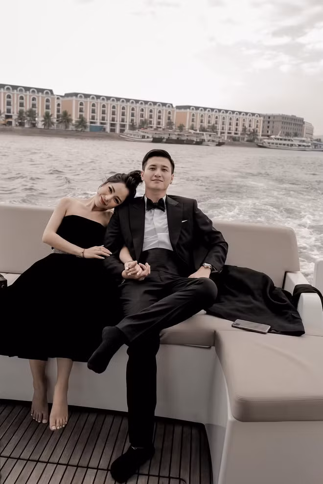Nam diễn viên đã tung loạt khoảnh khắc ngọt ngào như nắm tay, ôm hôn cô bạn gái mới là MC Bạch Lan Phương lên trang cá nhân. Thậm chí, cả hai đã tính chuyện sang năm tổ chức đám cưới.