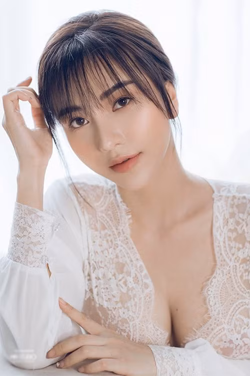 Trên trang cá nhân của mình, gái xinh này không ngần ngại đăng những bức hình nóng bỏng.