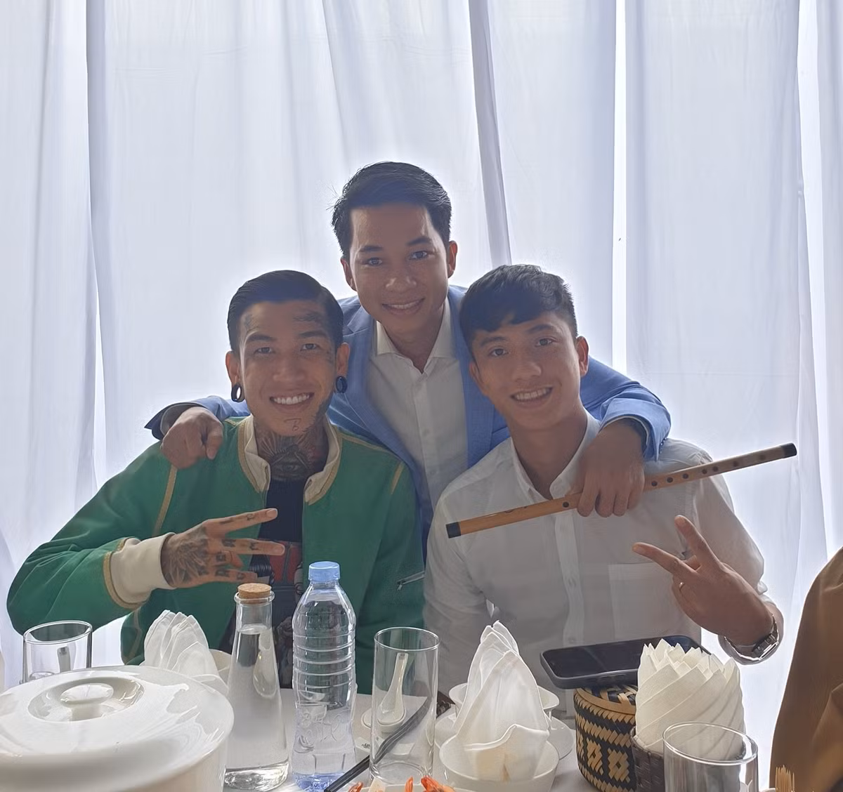 Dế Choắt - quán quân Rap Việt cũng bay tới Nghệ An để dự lễ cưới của Công Phượng - Viên Minh.