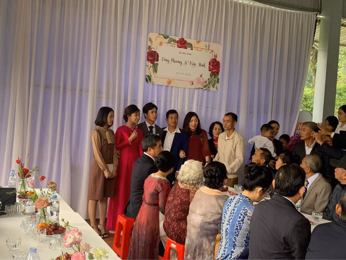 Sáng nay cô dâu Viên Minh diện áo dài màu hồng cánh sen, vấn tóc đơn giản, tay cầm nón lá theo phong tục cưới hỏi ở địa phương.Còn chú rể Công Phượng diện suit xám, vuốt tóc bảnh bao. Khoảnh khắc cả hai nắm chặt tay nhau, cúi chào bà con nhận được nhiều lời khen ngợi, chúc mừng.