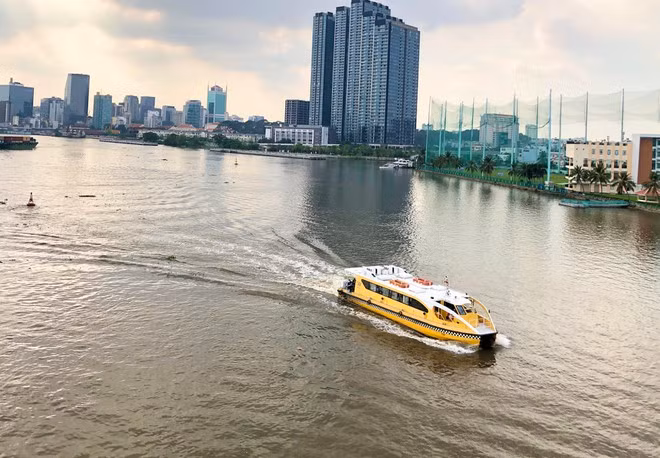 Để thay đổi không khí vui chơi, tại Bến Bạch Đằng, Q.1, TP.HCM bạn trẻ có thể mua vé vi vu các tuyến buýt sông ngắm cảnh thành phố từ phía sông Sài Gòn. Ảnh: Tổng hợp Internet