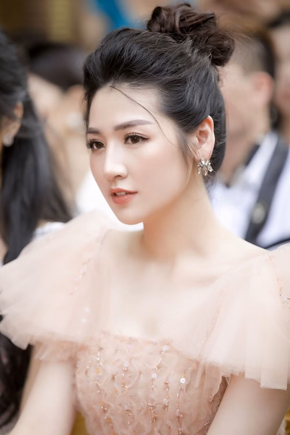 MC Tú Anh cũng từng gặp phải sự cố “dở khóc dở cười” trong chương trình phát sóng trên VTV1 ngày 11/11/2016. Cụ thể, ngay sau khi đọc xong bản tin, máy quay chuyển hướng khác nên Tú Anh vô tư nhảy chân sáo.