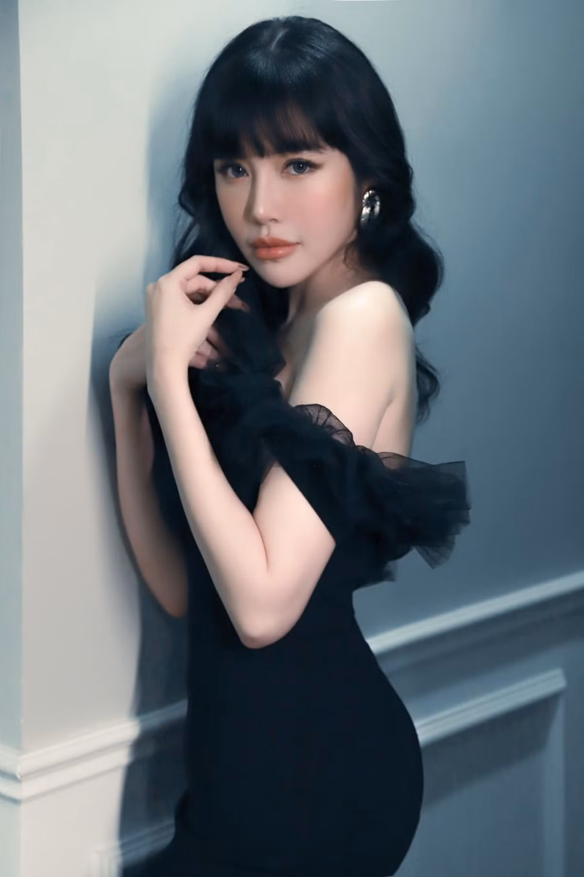Elly Trần tên thật Nguyễn Kim Hồng, sinh năm 1987. Nổi tiếng là một mỹ nhân ngực khủng, người đẹp thường xuyên “đốt mắt” cộng đồng mạng.