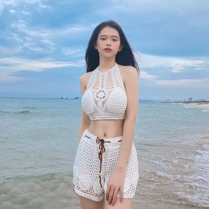 Cô nàng 18 tuổi chỉ cao có 1m55 tuy nhiên lại sở hữu body căng tràn, eo thon gợi cảm không thua kém bất cứ đàn chị nào.