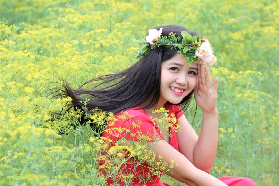 Thời điểm mới tạo ra một cơn sốt trên mạng xã hội, Hồng Liên đã tốt nghiệp trường ĐH Sư phạm Nghệ thuật Trung ương. Công việc chính của của Liên khi ấy là làm văn phòng, khi rảnh rỗi cô mới đi phụ mẹ bán thịt lợn.