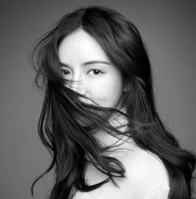 Cô lựa chọn phong cách quyến rũ, gợi cảm hơn, lối trang điểm già dặn nhưng vẫn toát lên sự sang trọng.
