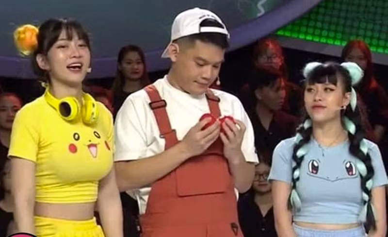 Người đẹp chọn mặc thiết kế áo croptop ôm sát có in hình pikachu và bị chê bai phản cảm, tôn vòng một quá đà.
