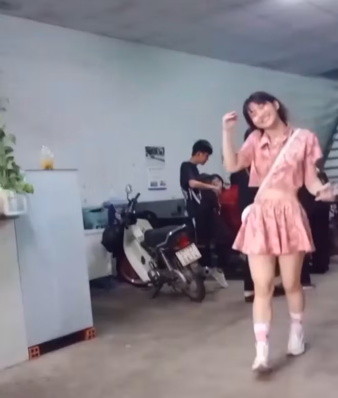 Ngoài ra, Lê Bống cũng nhiều lần bị soi nhan sắc thật ngoài đời khác hẳn trên MXH. Mới đây, thông qua clip của team qua đường, nhiều người lại tiếp tục đặt nghi vấn về body chuẩn chỉnh như TikToker Lê Bống thường khoe trên ảnh.