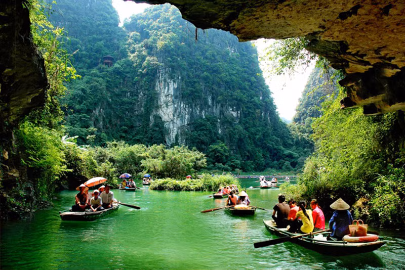 Ngồi trên thuyền thưởng ngoạn phong cảnh trong những ngày đầu năm là cảm giác không thể tuyệt vời hơn.