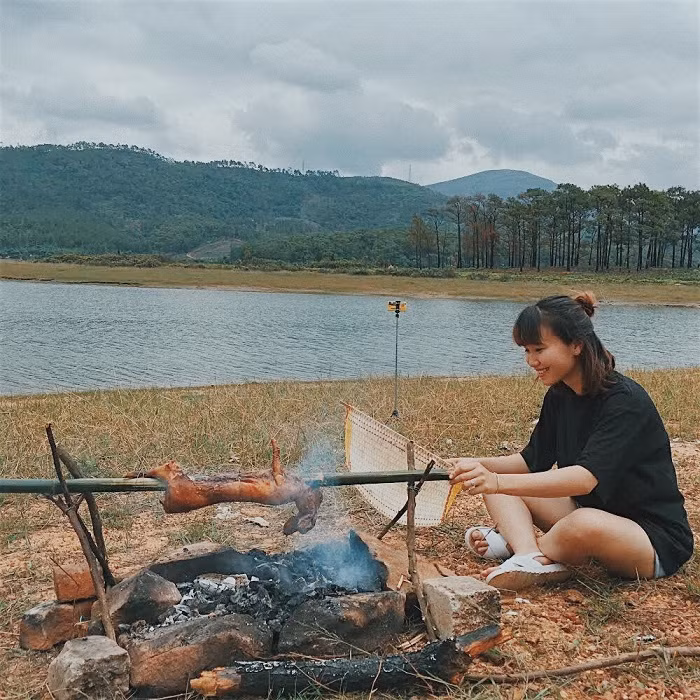 Đồng Mô hiện là một trong những địa điểm được rất nhiều bạn trẻ lựa chọn để du lịch cùng bạn bè trong dịp Tết Dương lịch này.