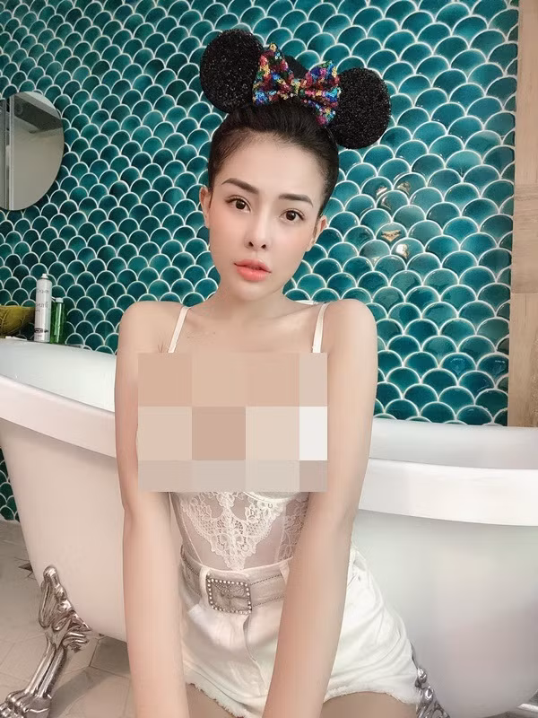 Vẫn biết đây không phải lần đầu tiên hot girl Bình Định "chơi lớn" như vậy nhưng với các tư thế tạo dáng gợi cảm quá mức này khiến cô nhận về không ít chỉ trích hay những bộ trang phục hở chỗ này chỗ kia khiến cô nhận về không ít chỉ trích.
