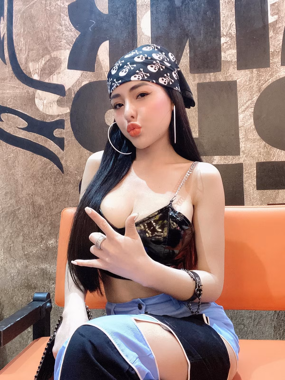 Bị chỉ trích bằng những động từ khá mạnh nhưng dường như hot girl Ngân 98 đều bỏ ngoài tai.