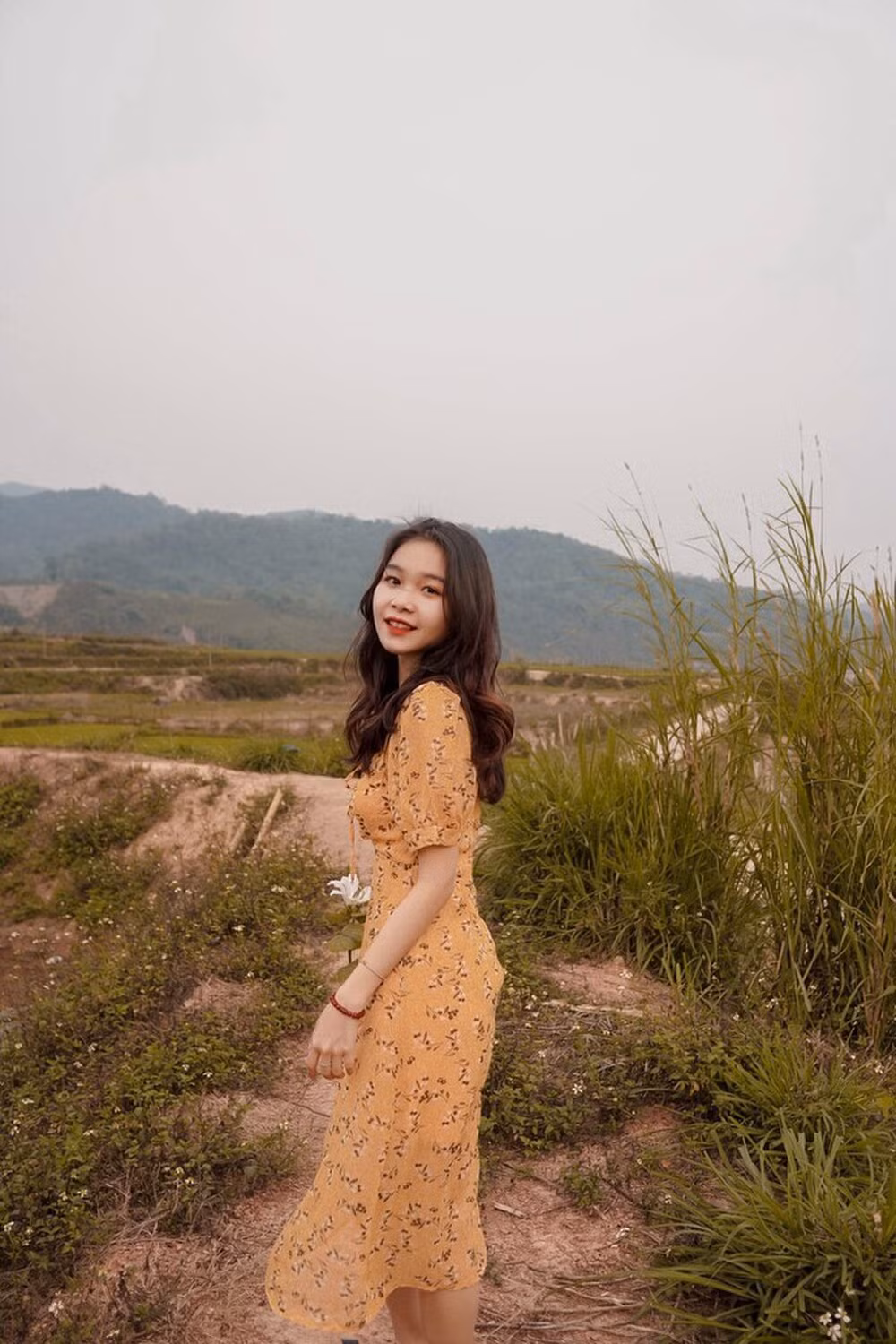 Được biết, Diệu Linh là người dân tộc Tày, sinh ra trong gia đình truyền thống có ông bà, bố mẹ, các anh chị đều là giáo viên.