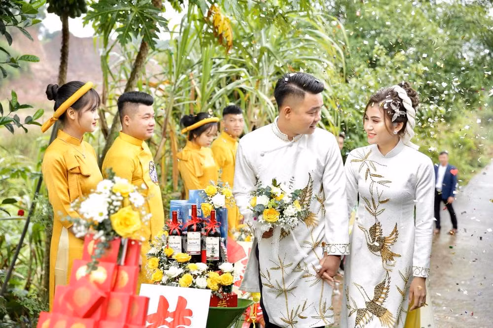 Cô dâu chú rể cùng dàn bê tráp lễ bằng xe cút kít xuất hiện trong bài đăng đều vô cùng xinh đẹp và tươi tắn. Mọi người còn không quên chụp ảnh kỉ niệm bên dàn "siêu xe" cút kít mới tinh, trang trí cả hoa nơ, chữ hỉ bắt mắt.