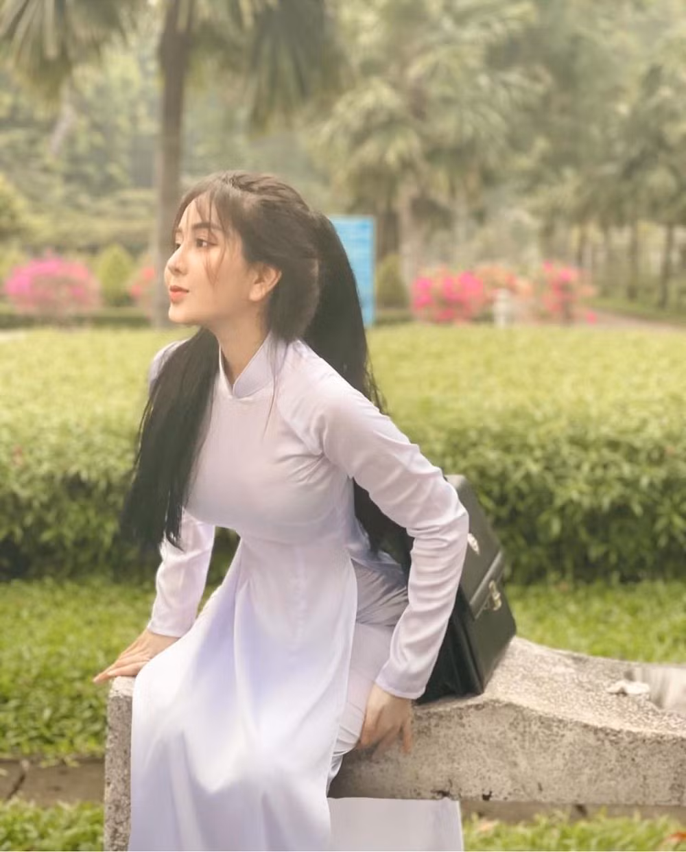 Áo dài trắng dịu dàng, trang điểm nhẹ nhàng cùng vóc dáng cực "chuẩn" của cô bạn khiến ai cũng xuýt xoa.