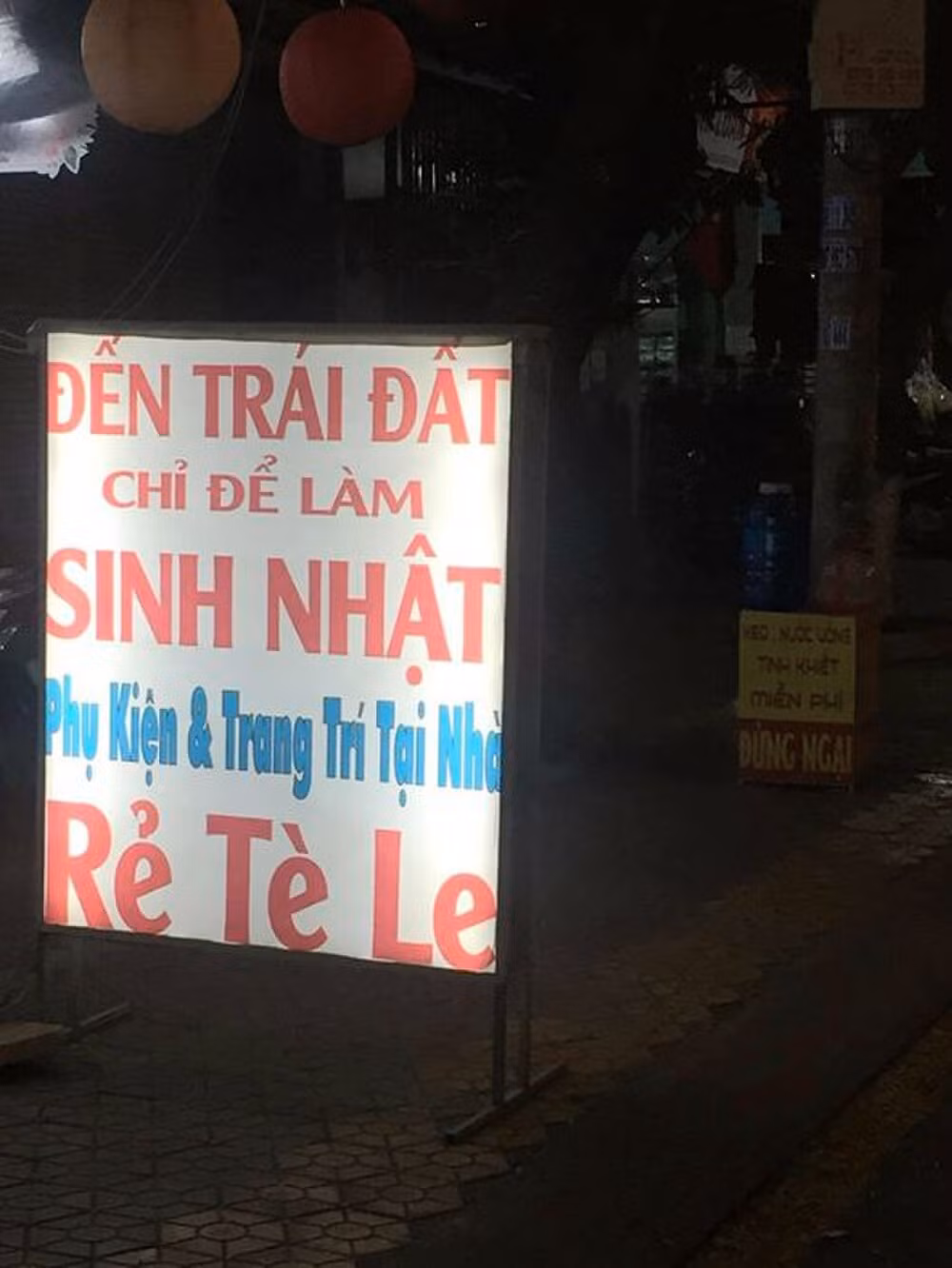 Dọc hai bên đường, biển quảng cáo xuất hiện tràn lan và đã trở thành nét đặc trưng của đường phố Việt Nam. Tuy nhiên thi thoảng sẽ xuất hiện biển "bá đạo" khiến người dân đi đường không thể nhịn được cười, phải nhanh tay rút điện thoại ra chụp lại.