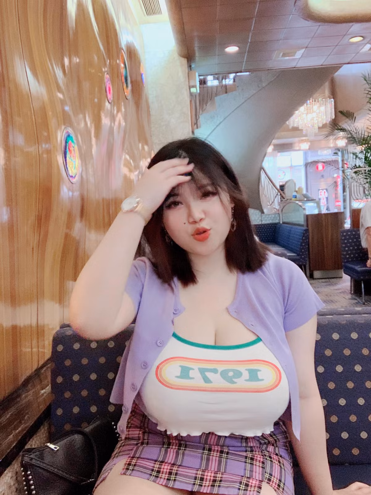Dù đã tìm đến bác sĩ phẫu thuật thẩm mỹ để thu nhỏ vòng 1 nhưng qua những hình ảnh mà Trang đăng tải lên MXH có thể thấy ngực cô vẫn to hơn so với bình thường. Ảnh: Facebook nhân vật