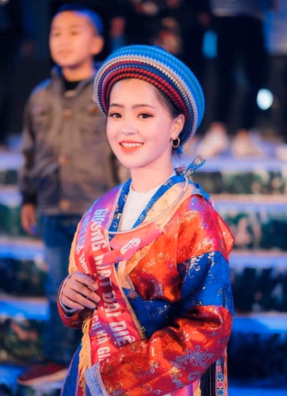 Cô gái đến từ Mèo Vạc, Hà Giang gây ý với gương mặt thiên thần, nụ cười tỏa nắng, đủ sức "hớp hồn" những phượt thủ có dịp đi qua địa danh này.