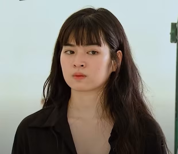 Những ngày vừa qua, hình ảnh hot girl Mắt Biếc - Khánh Vân tham gia chương trình Sao Nhập Ngũ thu hút sự chú ý của nhiều người. Ảnh : Cắt từ clip